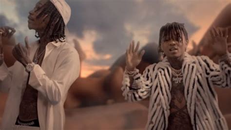 Wiz Khalifa & Swae Lee senfument sur un océan de femmes。